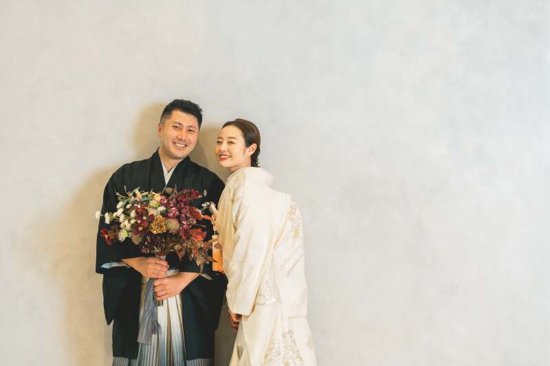 花束を手にシンプルなショット