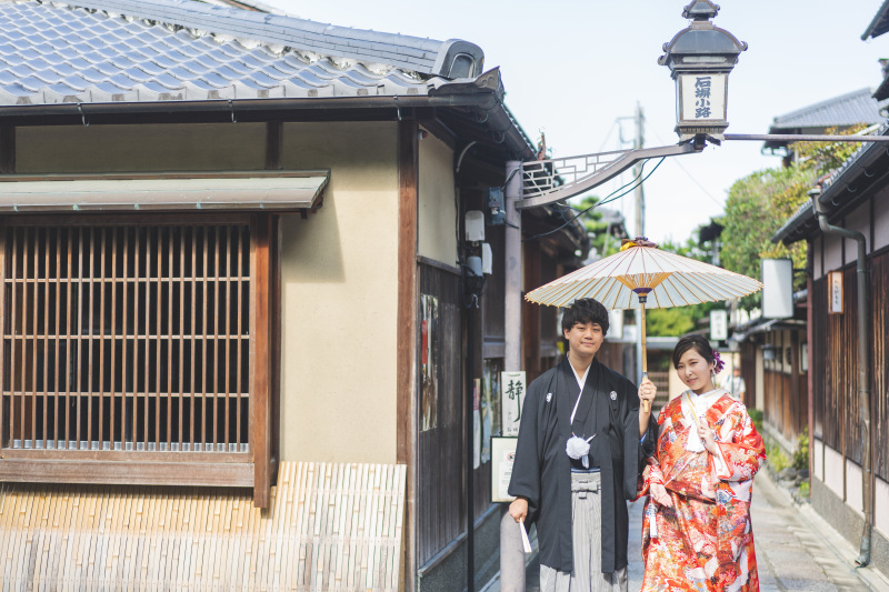 和傘をさしてより雰囲気を演出