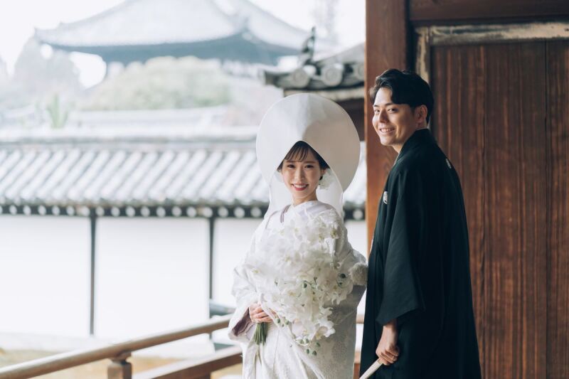 歴史を感じる風景をバックに