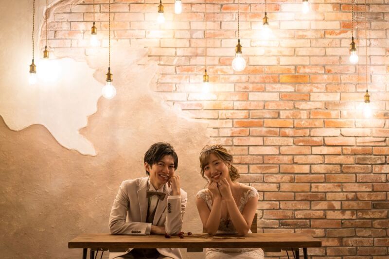 大小さまざまなランプが彩る