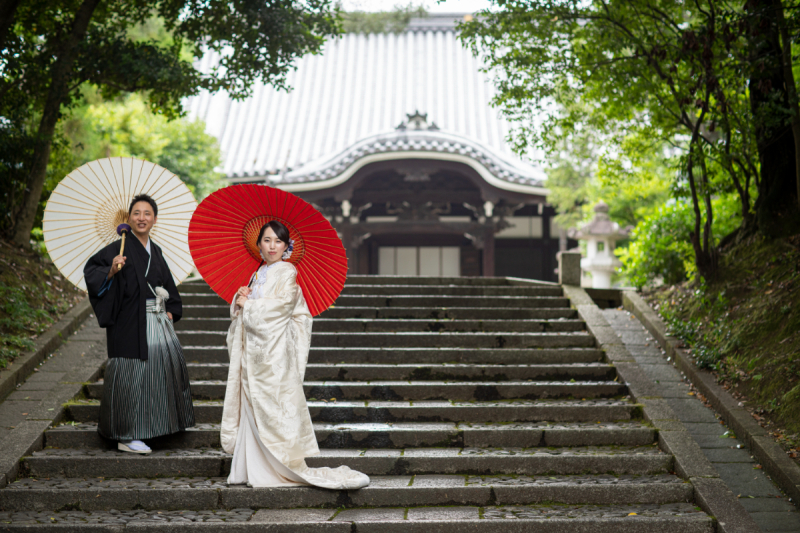 石段では紅白の番傘を手に