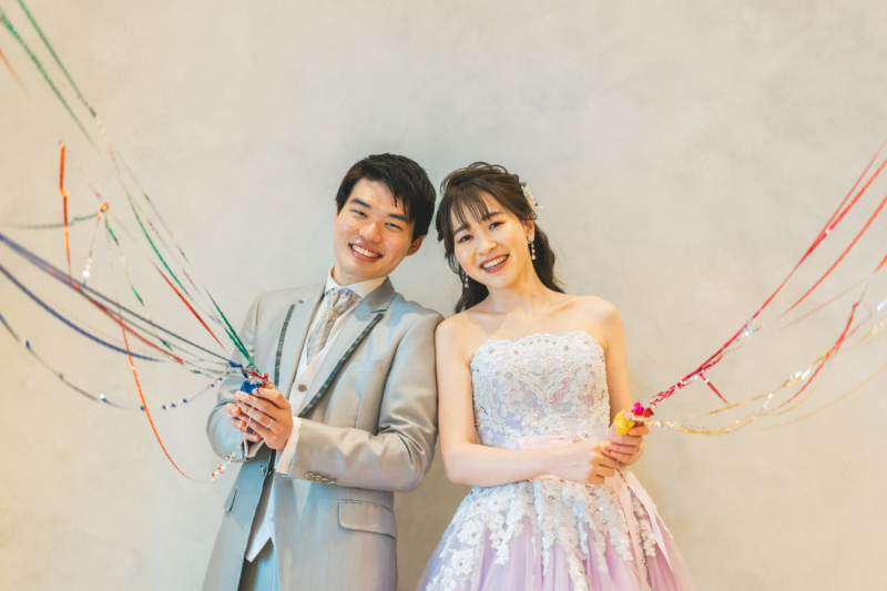 クラッカーを手に幸せいっぱいな一枚を