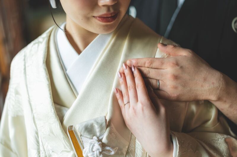 手を添えて