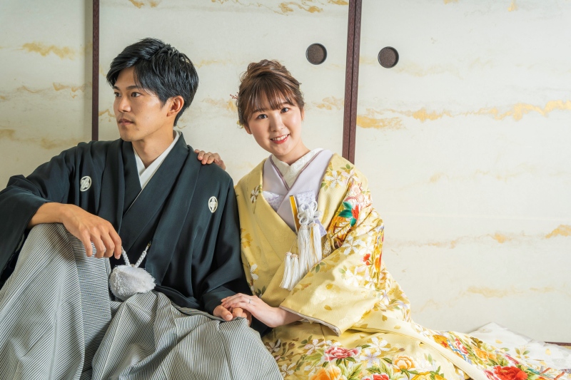 和装×和室で手をとり合って