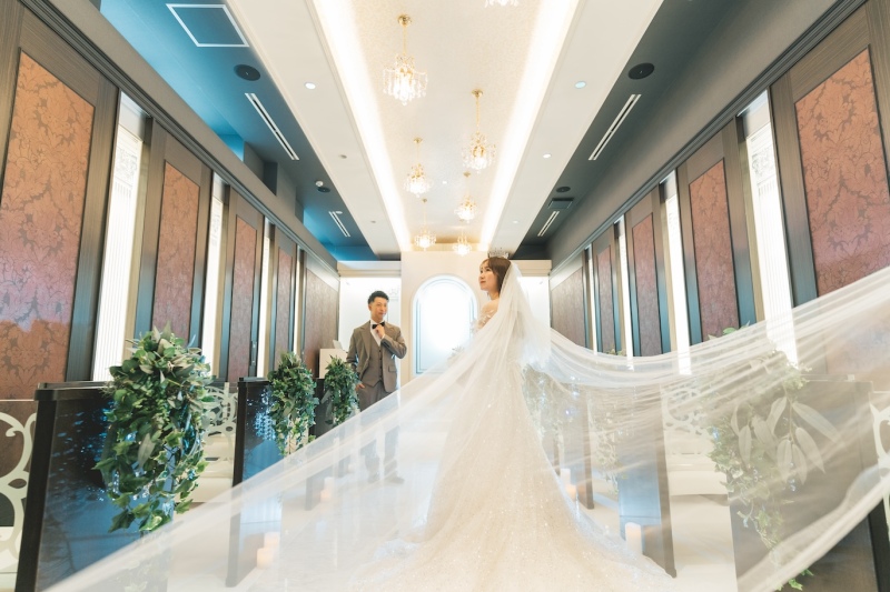 ベールを靡かせて