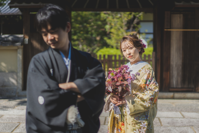 寺院の門を背に雰囲気のある一枚を