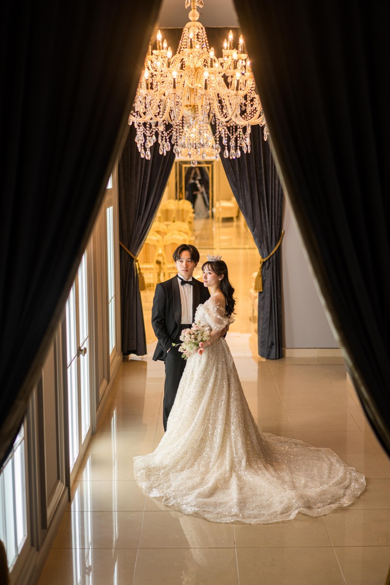 シャンデリアの下で