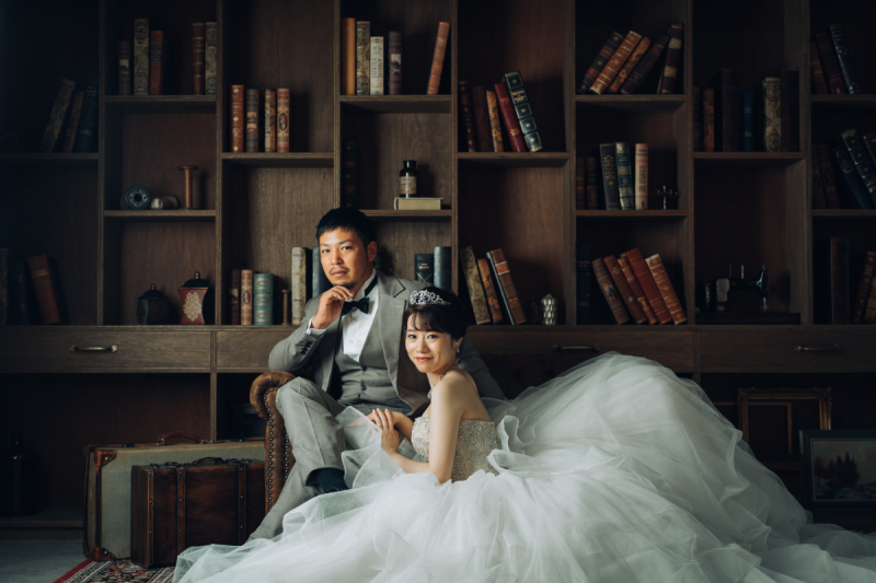 オシャレなアンティークの中でポーズを決めて