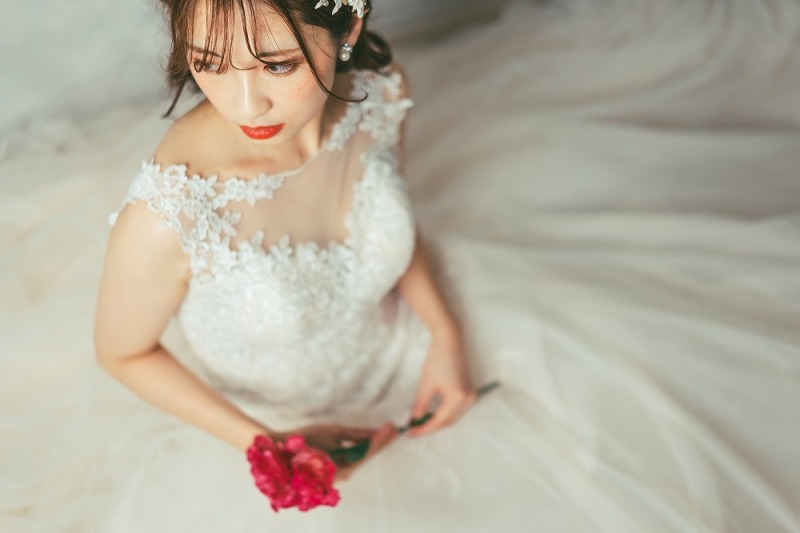 ブーケではなく一輪のお花を持って