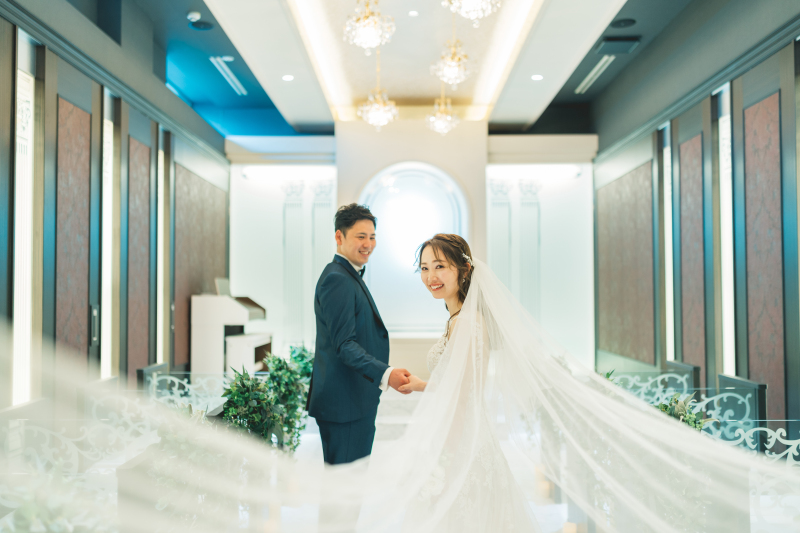 チャペルでウエディングベールが美しい定番ショットも