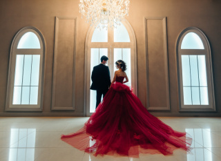 韓国スタジオならではのライティング使いでドラマティックに撮影します。スケール感溢れる撮影を。