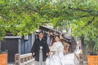 自然な笑顔やふとした仕草を大切にしながら、その方らしさが一番美しく見える瞬間を丁寧に残します。初めての撮影でも安心してお任せください。