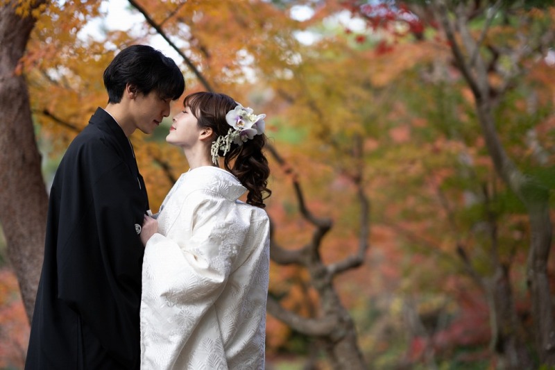 秋の景色に包まれながら、おふたりの幸せな瞬間を
