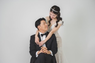 キメるだけがウェディングフォトじゃない！こんなポーズもしていいのかな？という気持ち、ぜひご相談ください。