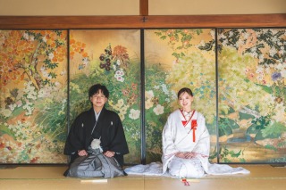 王道のお正座ショット。紅白にまとめた白無垢と、黒紋付のコントラストも相まって素敵な１枚。