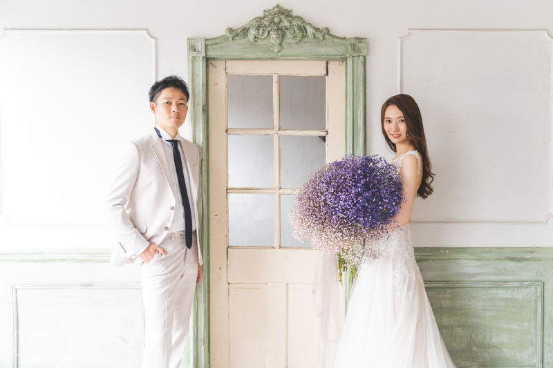 白や淡い緑の中でシンプルなシーンとなっていますが、紫の大きなカスミソウブーケでよりかわいく撮ることで素敵なお写真ができます