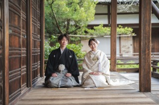 和装といえば誰しもが撮ってみたいなと思う、お正座ショット。キリッと決めた表情も、おふたりらしく笑う表情も。