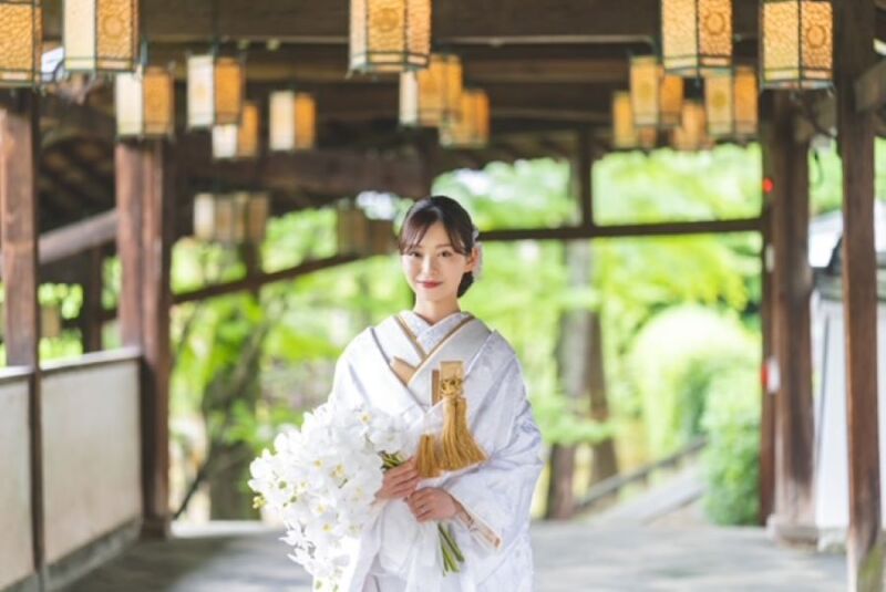 着物と灯籠の色味を合わせることでよりロケーション場所との一体感を