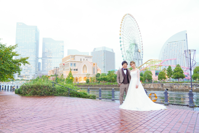 横浜エリアのスカイラインを背景に
