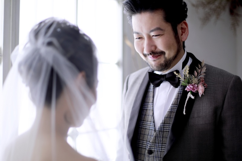 結婚式のようなシーンを