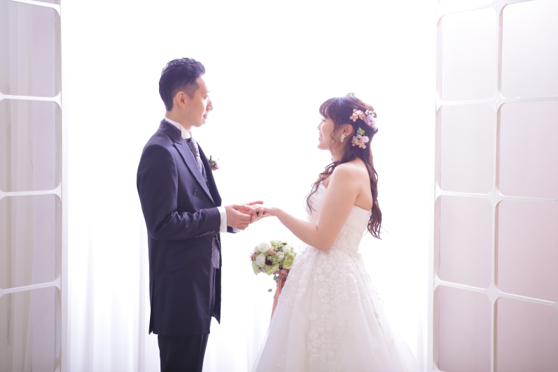 光に包まれて、優しく見つめ合う