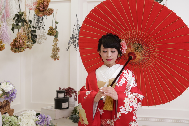 赤い傘とお花に囲まれて♪