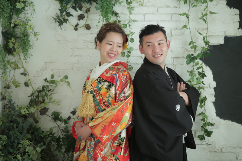 背中合わせで。