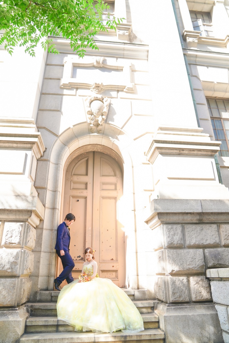 重厚な門の前で