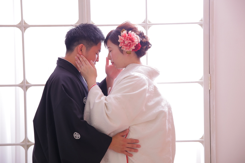 頬を触れての寄り添いポーズ