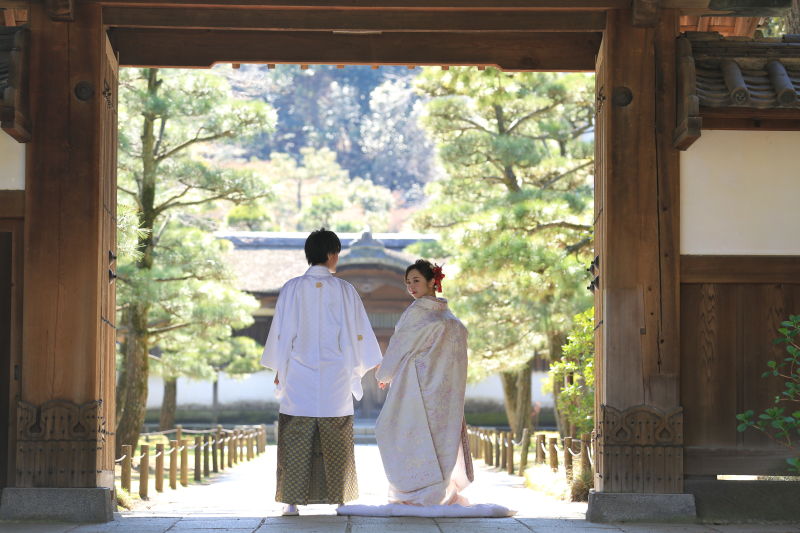 青々とした緑に迎えられるお2人。