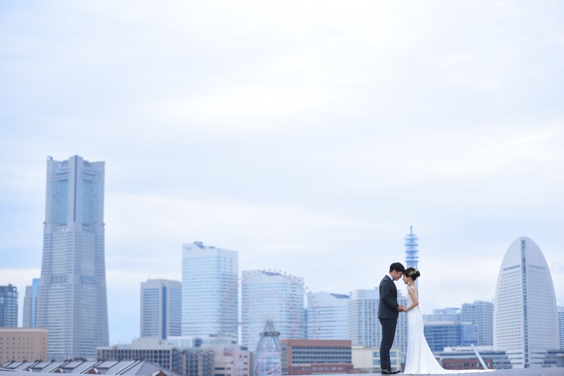 横浜の景色を映しながら。