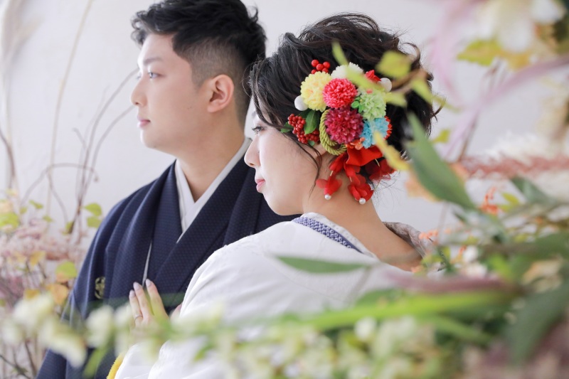 お花に囲まれたスタジオ内にて