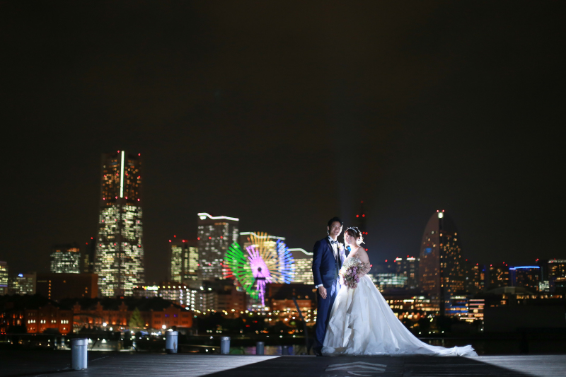 イルミネーションをバックに