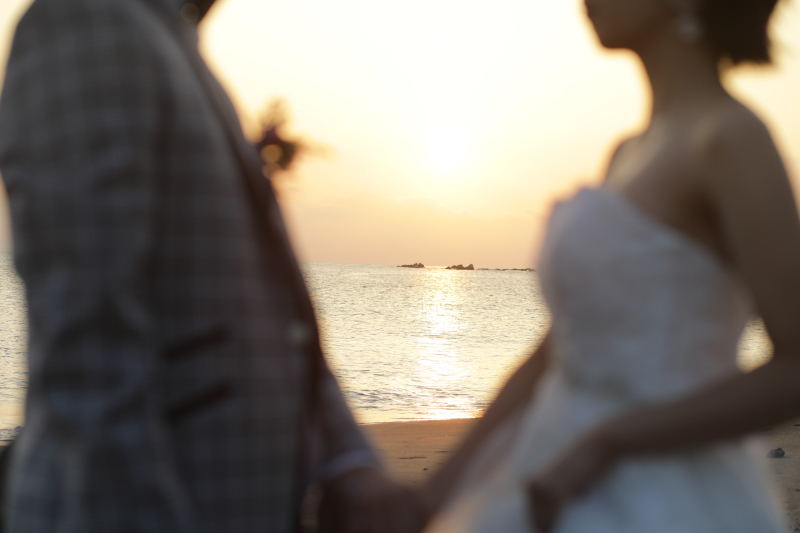 差し込む夕日の中で。