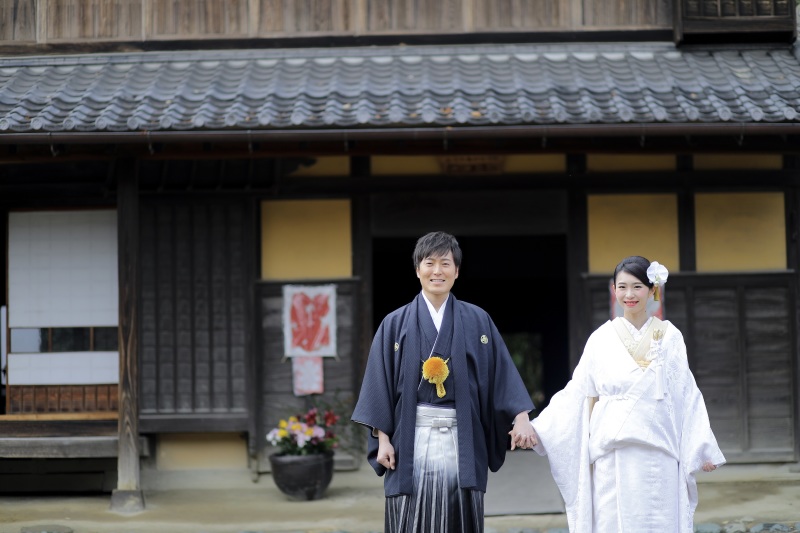 手を取り合って