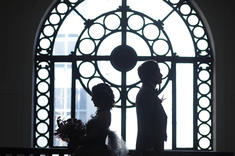 背中を合わせて。