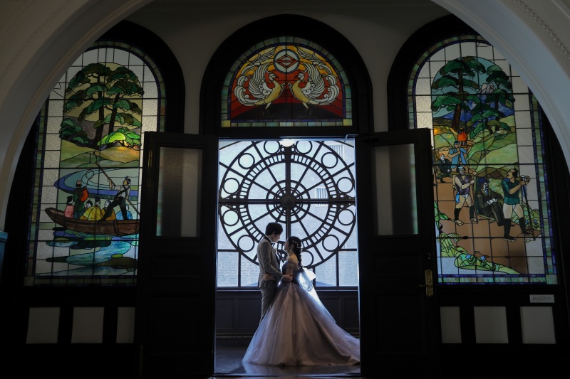 ステンドグラスをバックに