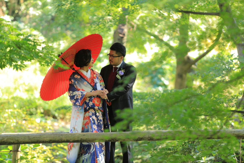 橋の上で傘を持って