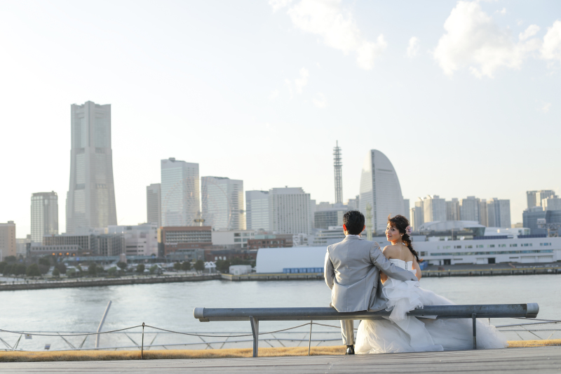 夕暮れ時の横浜を背景に