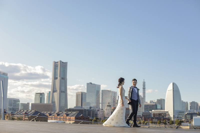 夕暮れ時の横浜をバックに