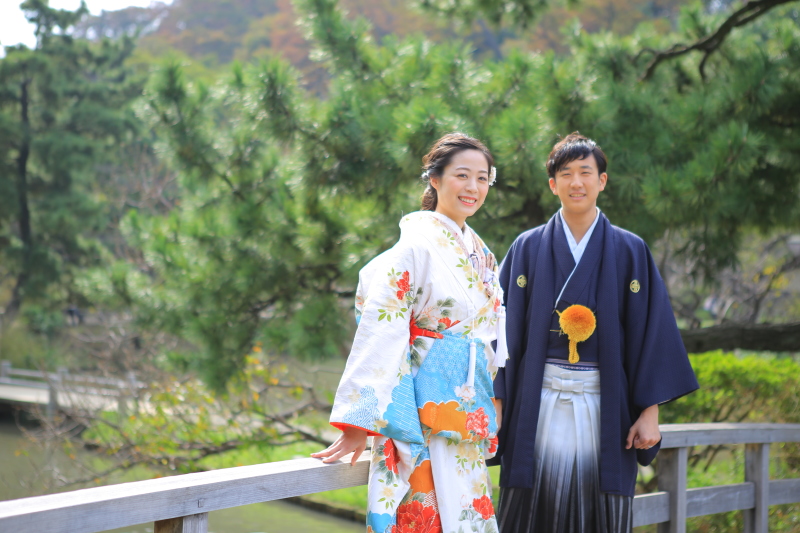 橋の上に2人並んで