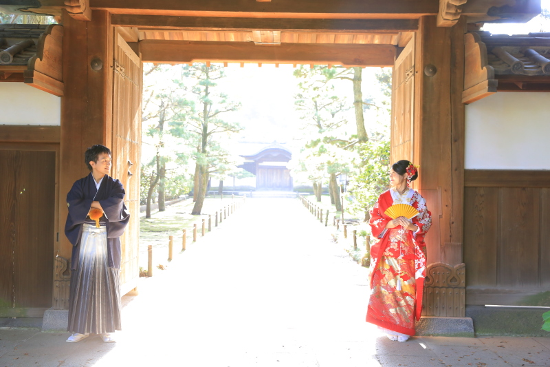風情ある門構えの前で
