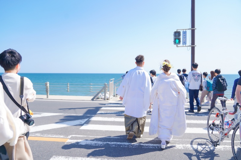 いざ砂浜へ!横断歩道を渡ると一面の海♡