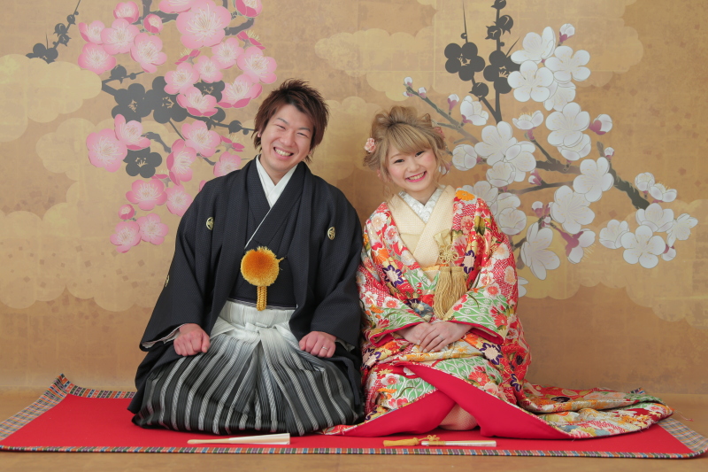 金屛風で正座ショット!