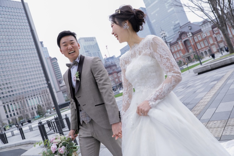 駅舎を背景に。