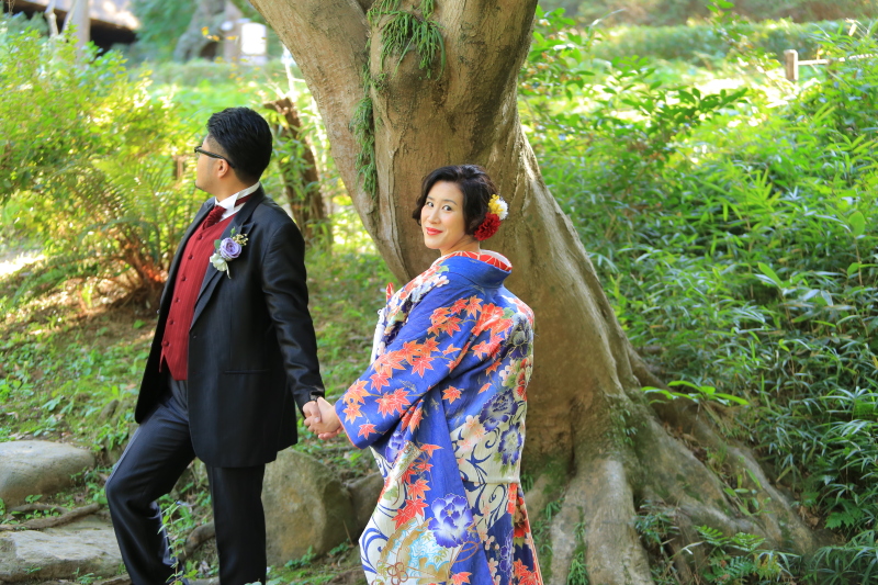 手をつないでお散歩