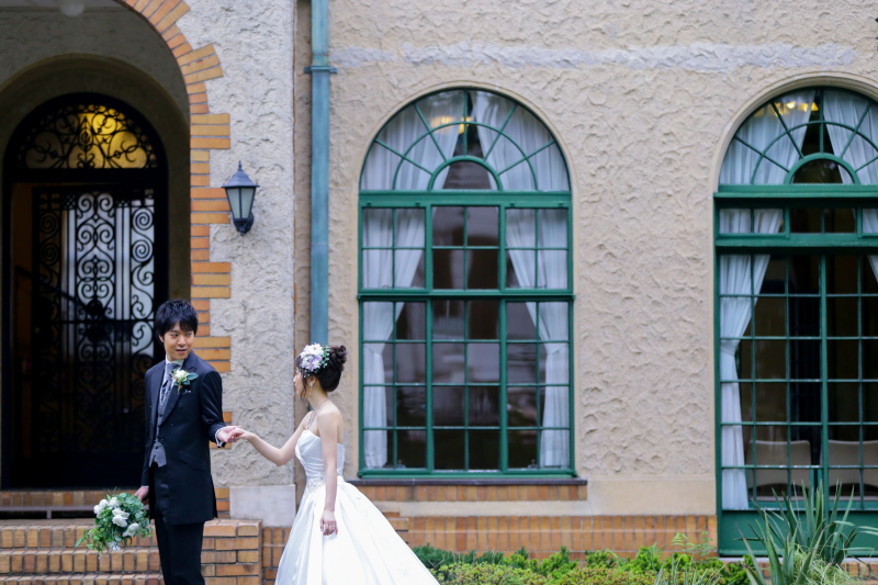 手を取り合って