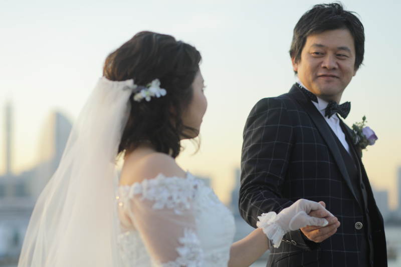 手を引きながら