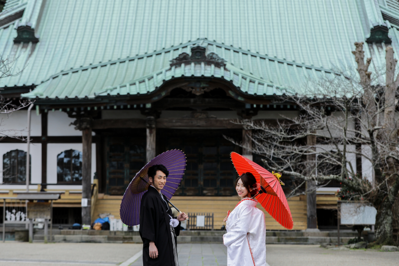 光明寺ご本殿を背景に