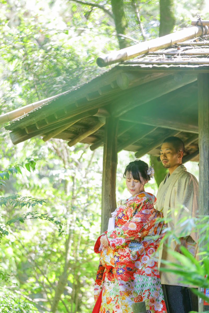 光が差し込む中で